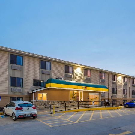 Super 8 By Wyndham Iowa City/Coralville Εξωτερικό φωτογραφία