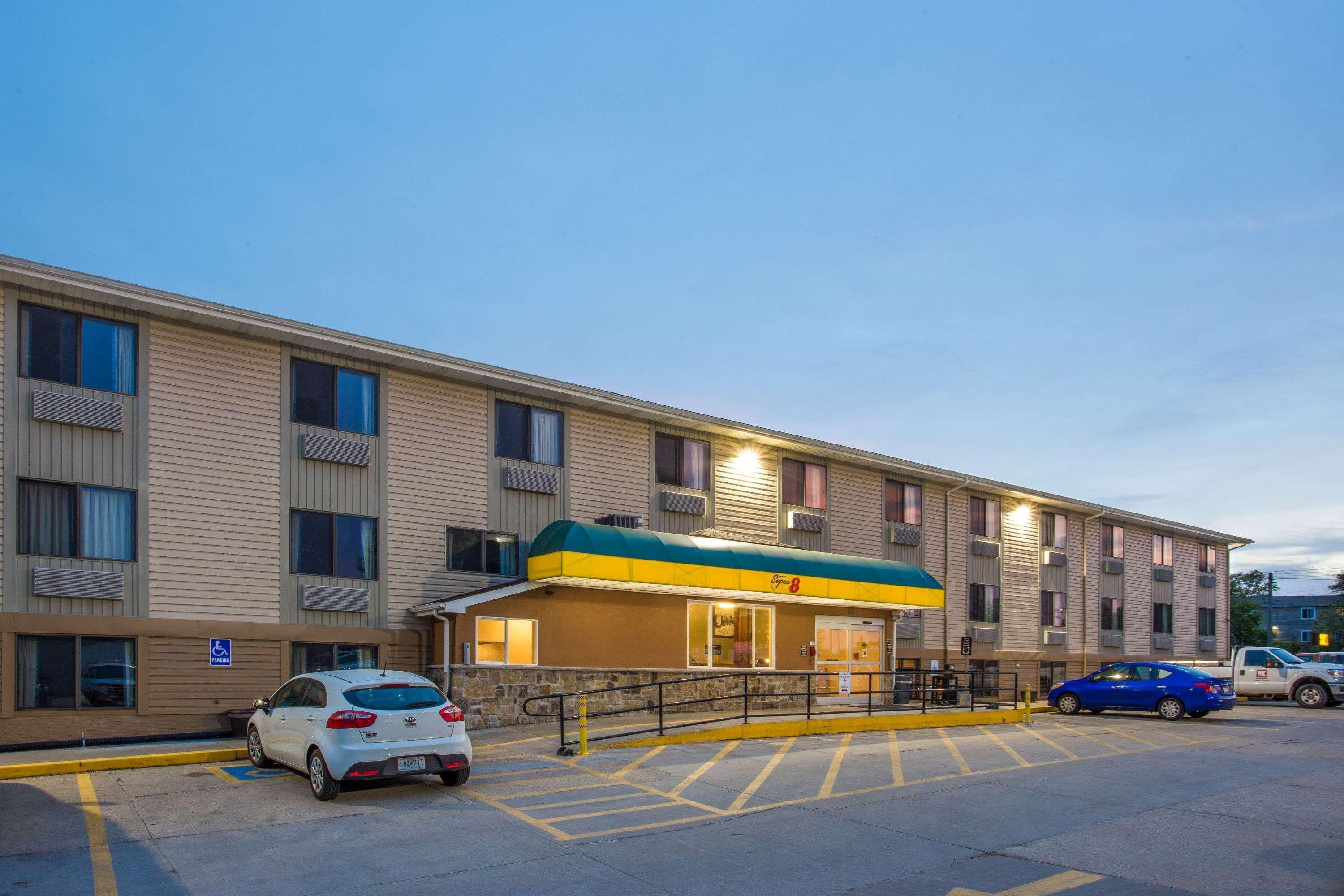 Super 8 By Wyndham Iowa City/Coralville Εξωτερικό φωτογραφία